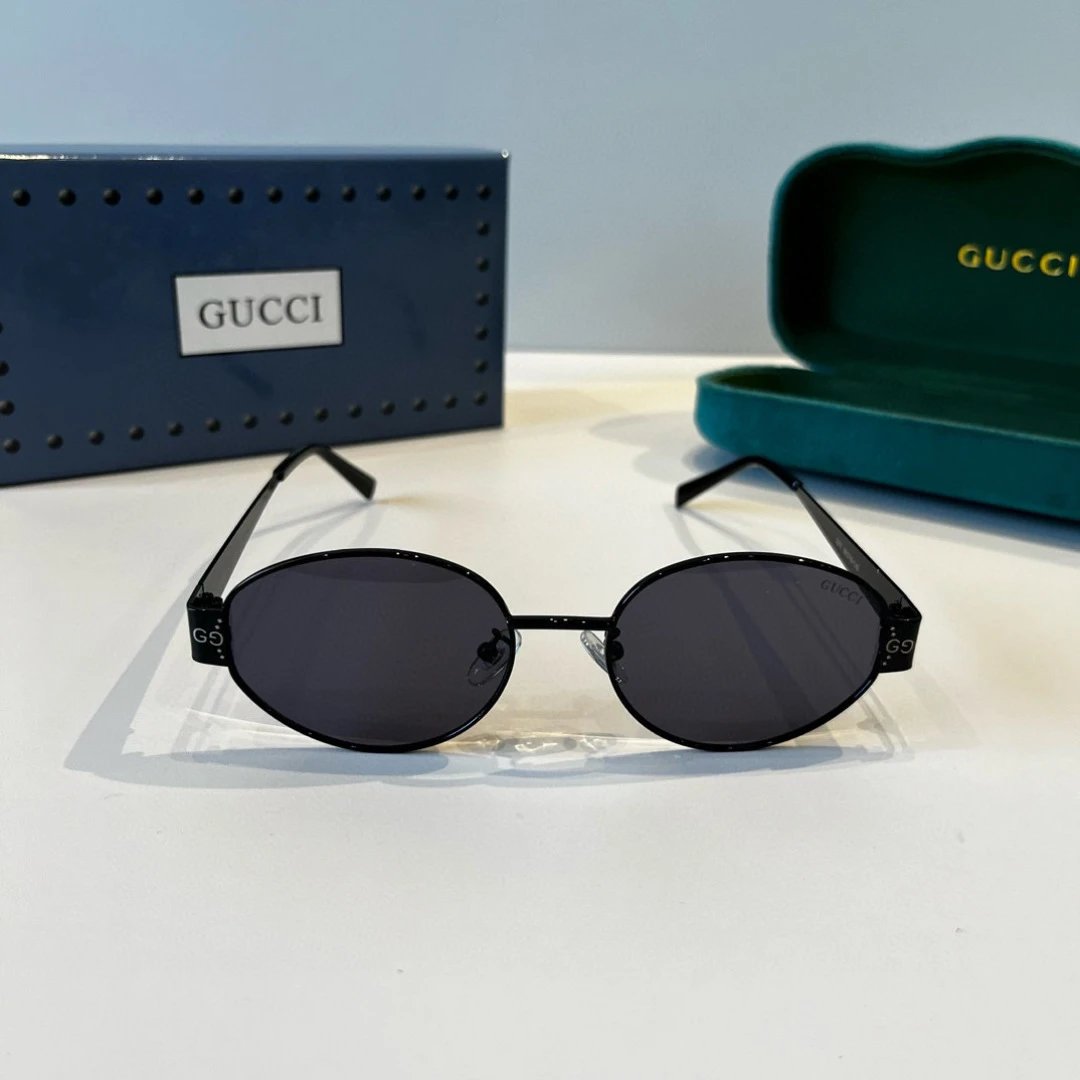 Gucci classic black sunglasses